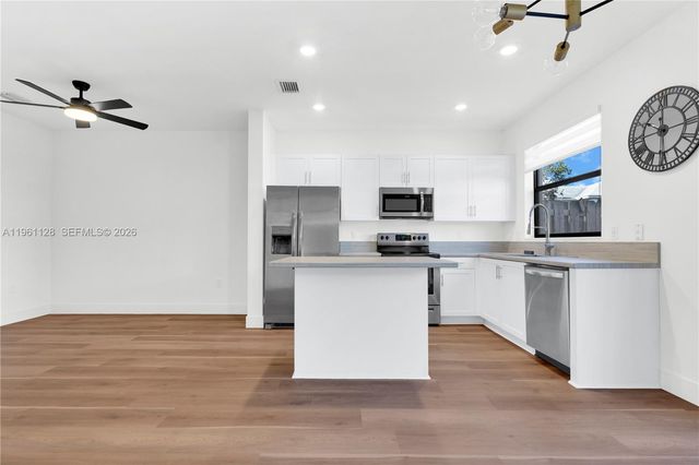 859 NE 211th St, Miami, FL 33179