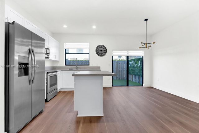 859 NE 211th St, Miami, FL 33179