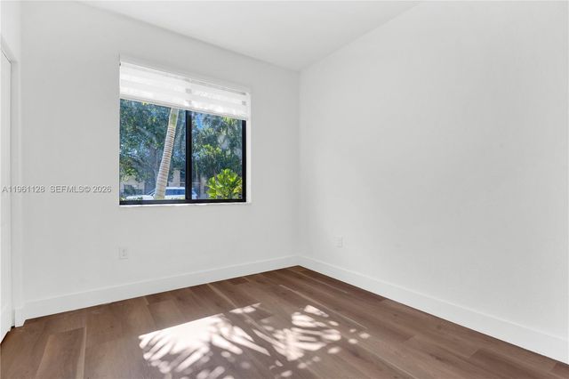 859 NE 211th St, Miami, FL 33179