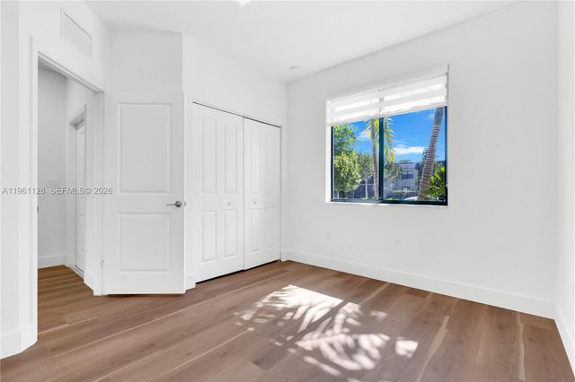 859 NE 211th St, Miami, FL 33179