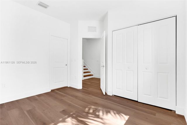 859 NE 211th St, Miami, FL 33179