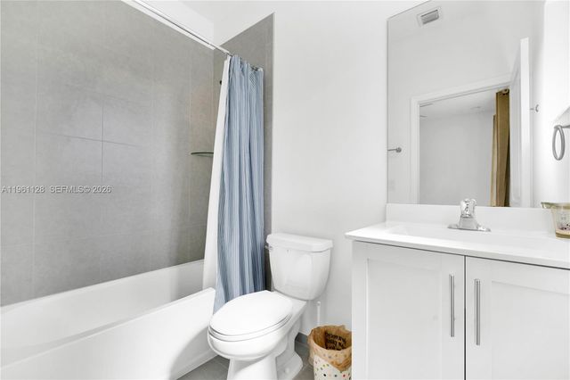 859 NE 211th St, Miami, FL 33179