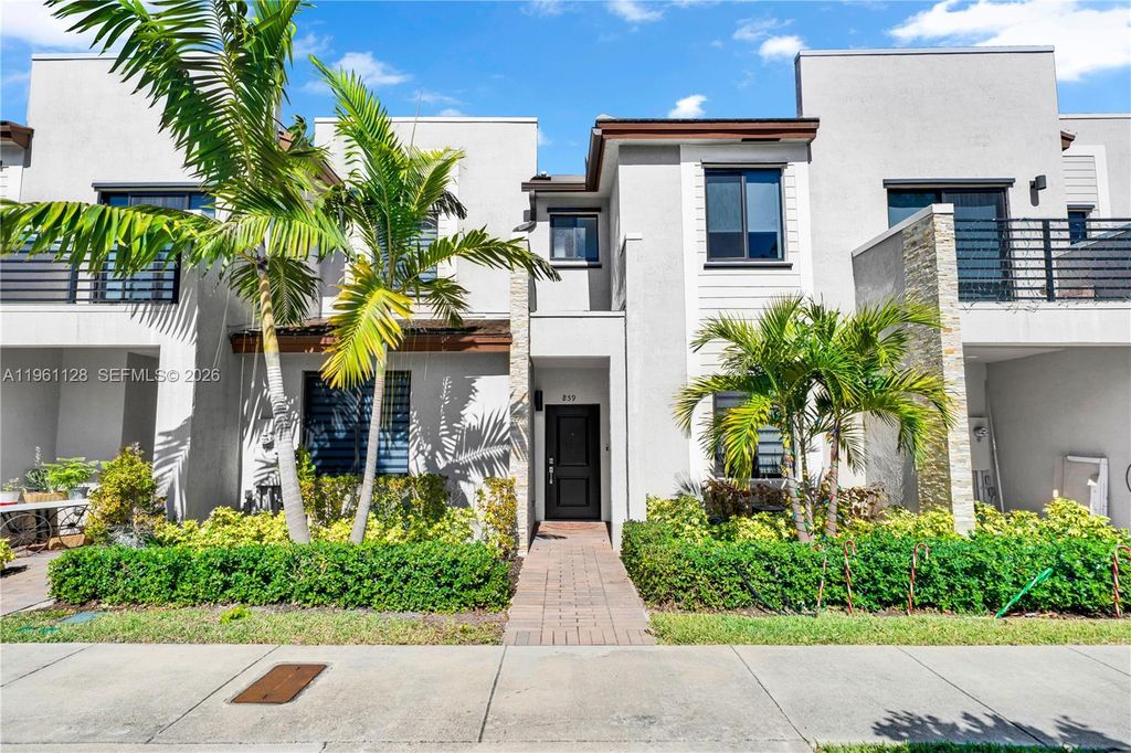 859 NE 211th St, Miami, FL 33179