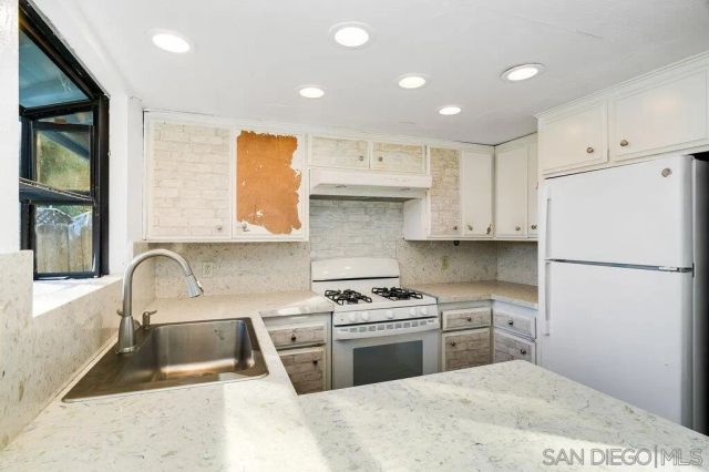 175 E Washington Ave., El Cajon, CA 92020