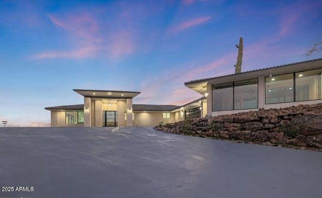 2809 E FRYE Road, Phoenix, AZ 85048