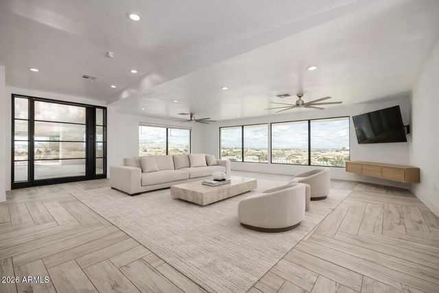 2809 E FRYE Road, Phoenix, AZ 85048