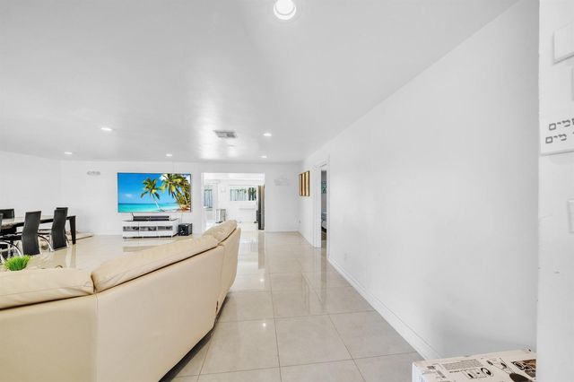 2298 NE 2nd Avenue, Boca Raton, FL 33431