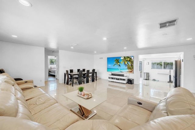 2298 NE 2nd Avenue, Boca Raton, FL 33431