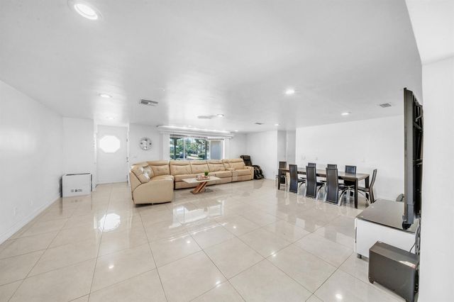 2298 NE 2nd Avenue, Boca Raton, FL 33431