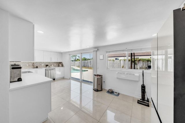 2298 NE 2nd Avenue, Boca Raton, FL 33431
