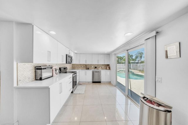 2298 NE 2nd Avenue, Boca Raton, FL 33431