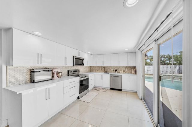 2298 NE 2nd Avenue, Boca Raton, FL 33431