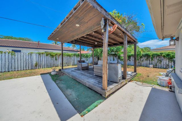 2298 NE 2nd Avenue, Boca Raton, FL 33431
