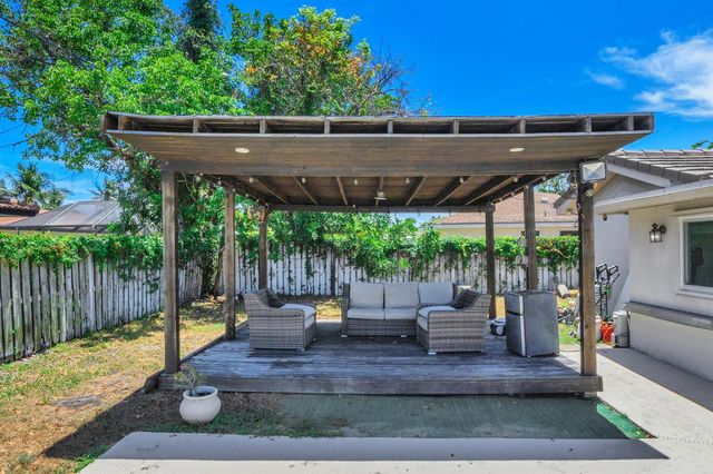 2298 NE 2nd Avenue, Boca Raton, FL 33431