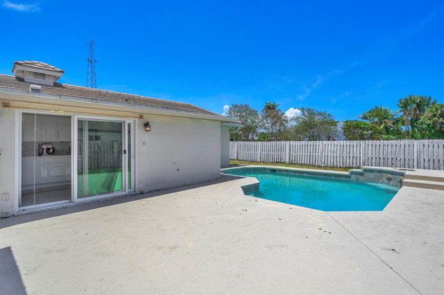 2298 NE 2nd Avenue, Boca Raton, FL 33431