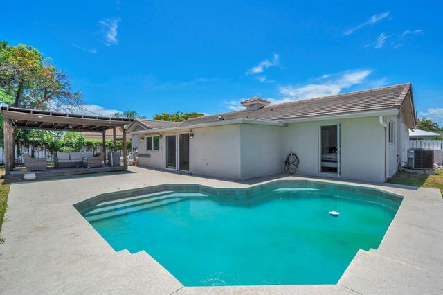 2298 NE 2nd Avenue, Boca Raton, FL 33431