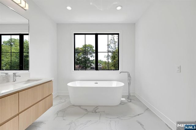 16 Feldman, Paramus, NJ 07652