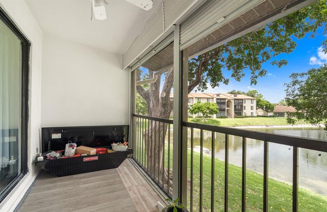 610 Sea Pine Way H2, Greenacres, FL 33415