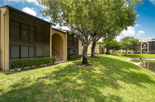 610 Sea Pine Way H2, Greenacres, FL 33415