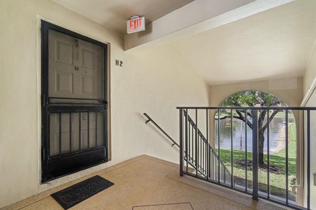610 Sea Pine Way H2, Greenacres, FL 33415