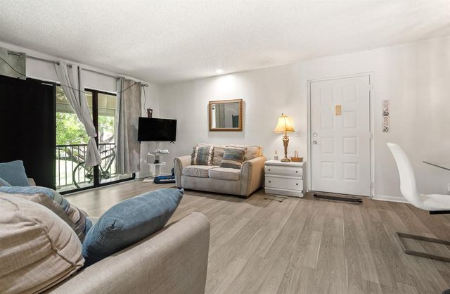 610 Sea Pine Way H2, Greenacres, FL 33415