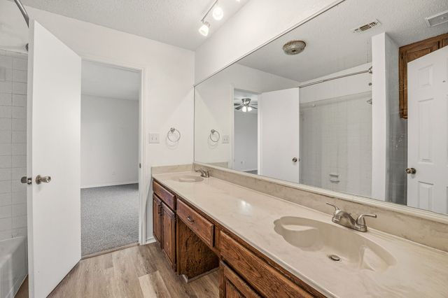 122 Heritage Trail, Granbury, TX 76048