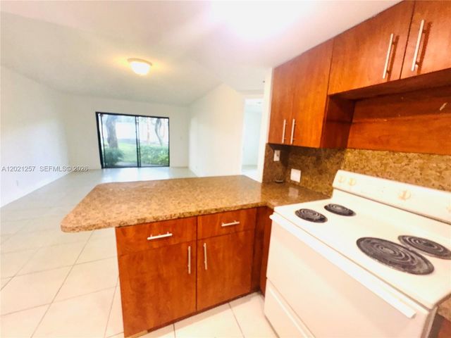 8290 Lake Dr 130, Doral, FL 33166