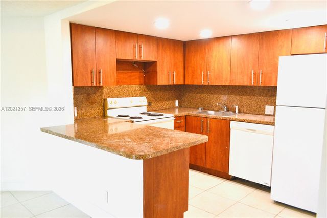 8290 Lake Dr 130, Doral, FL 33166