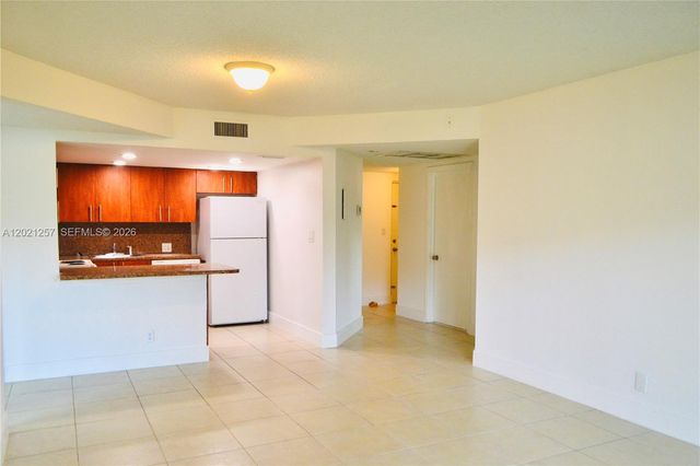 8290 Lake Dr 130, Doral, FL 33166