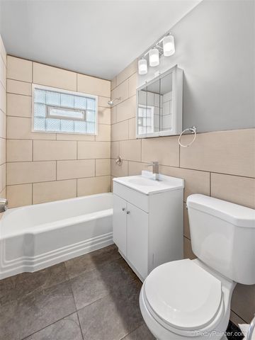 7439 N Winchester Avenue 201, Chicago, IL 60626