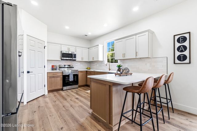9300 River Trail Dr, Louisville, KY 40229