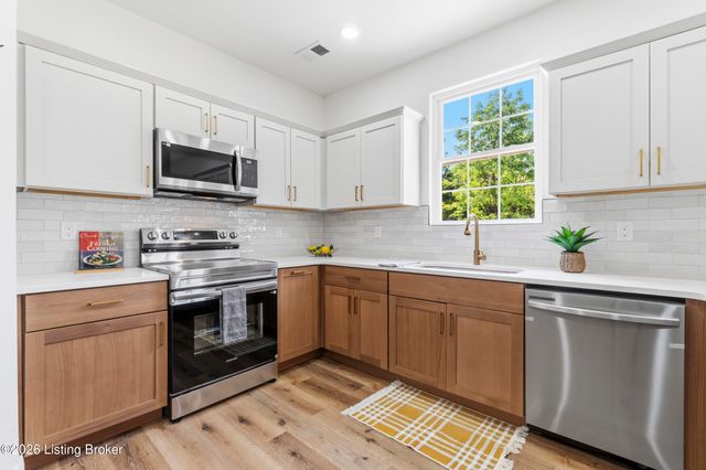 9300 River Trail Dr, Louisville, KY 40229