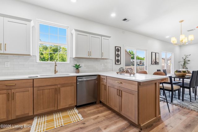 9300 River Trail Dr, Louisville, KY 40229