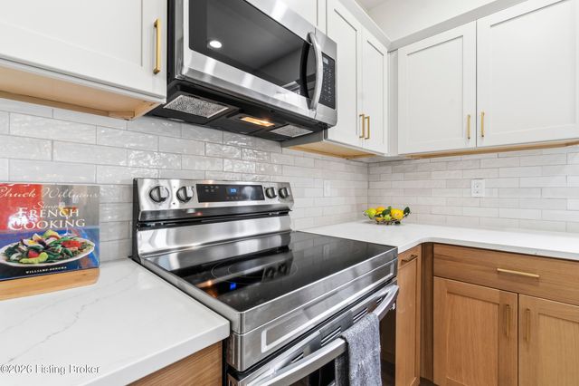 9300 River Trail Dr, Louisville, KY 40229