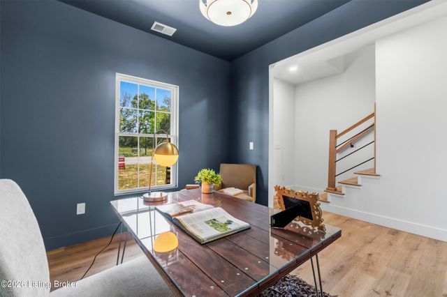 9300 River Trail Dr, Louisville, KY 40229