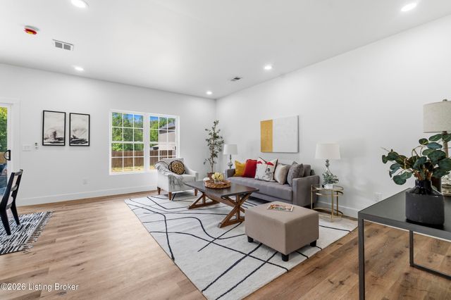 9300 River Trail Dr, Louisville, KY 40229