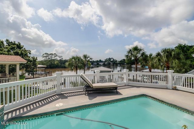 66 Bayou Circle, Gulfport, MS 39507