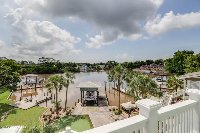 66 Bayou Circle, Gulfport, MS 39507