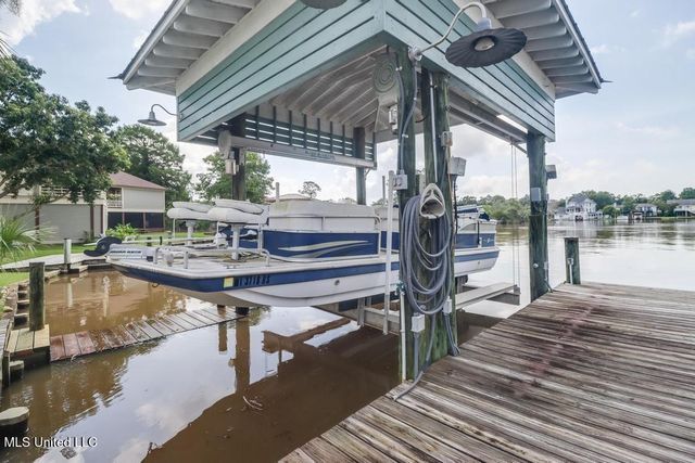 66 Bayou Circle, Gulfport, MS 39507