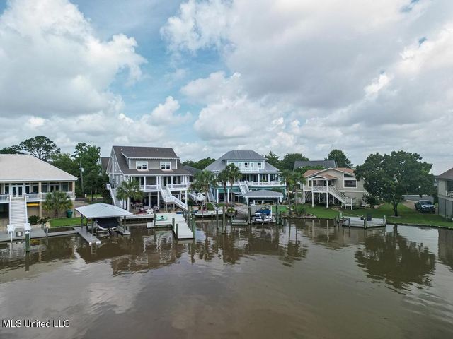 66 Bayou Circle, Gulfport, MS 39507