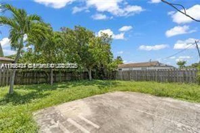 303 NW 7th St 1-2, Hallandale Beach, FL 33009