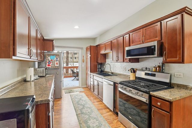 11 Highview Avenue, Fox Lake, IL 60020