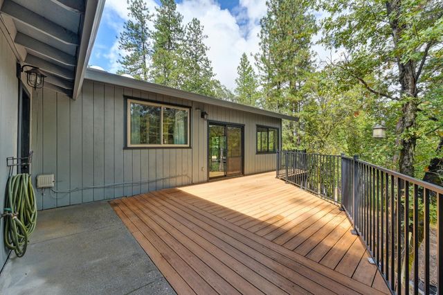 950 Pine Hill Rd, Colfax, CA 95713