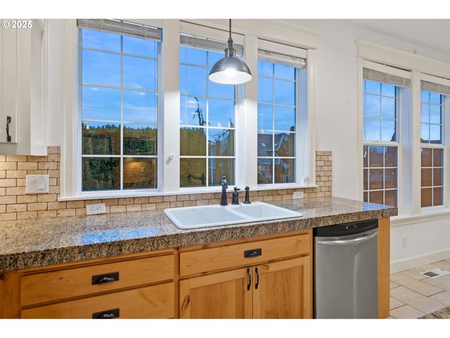 978 N ALDER St, Canby, OR 97013