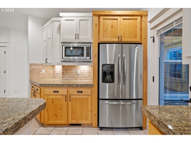 978 N ALDER St, Canby, OR 97013