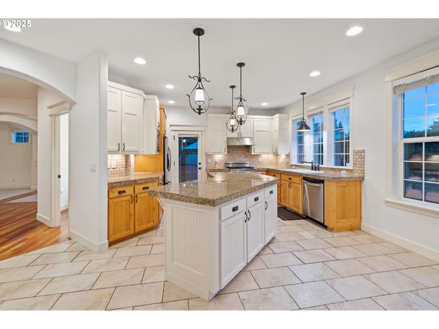 978 N ALDER St, Canby, OR 97013