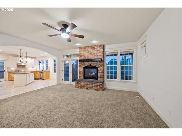 978 N ALDER St, Canby, OR 97013