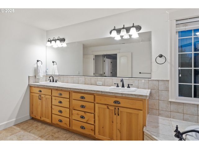 978 N ALDER St, Canby, OR 97013