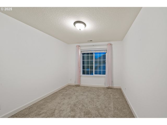 978 N ALDER St, Canby, OR 97013