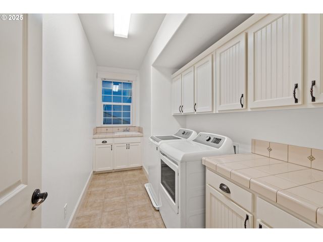 978 N ALDER St, Canby, OR 97013